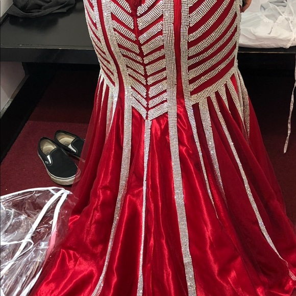Red and silver BNWT stunning gown - Picture 2 of 5